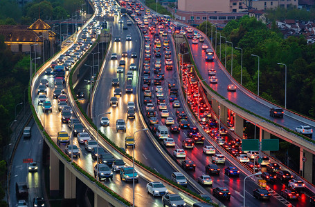 上海市府的桥梁和公路上汽车在夜里行驶图片