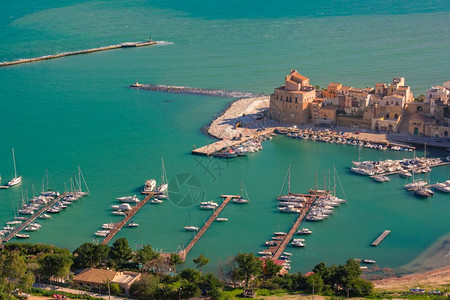 CalaMarina中世纪堡垒的美丽空中景象早上在意大利西里沿海城市CastellammaredelGolfo的港口意大利西里C图片