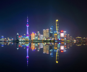 黄浦河在上海市首府的珍珠天线上亚洲智能城市的金融区和商业中心夜里天梯和上楼大在TheBund附近图片