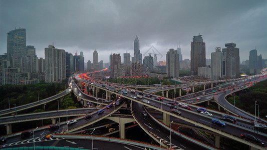 上海下城高速公路的空中景象充满云和暴风雨亚洲智能城市的金融区和商业中心摩天大楼和高的顶层景象图片