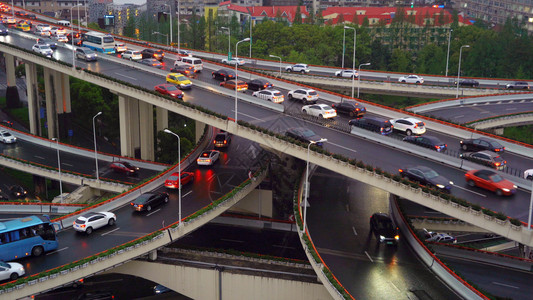 上海市府的桥梁和公路上汽车在夜里行驶高清图片
