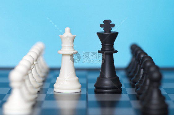 象棋游戏和蓝背景概念场图片