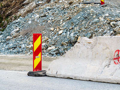 道路建筑工程街上的路标志在建道路街上的工标志图片