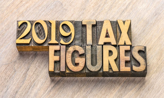 2019年税收数字用旧印刷纸质木材型的文字摘要图片