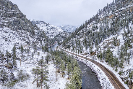 春季暴雪中的山河峡谷科罗拉多北部空中观测的Poudre河图片