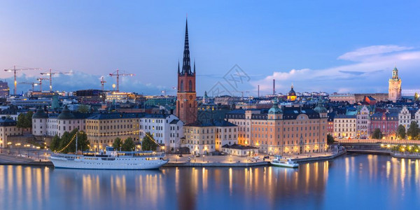 瑞典首都斯德哥尔摩老城RiddarholmenGamlaStan的风景全空中观察瑞典首都斯德哥尔摩晚上图片
