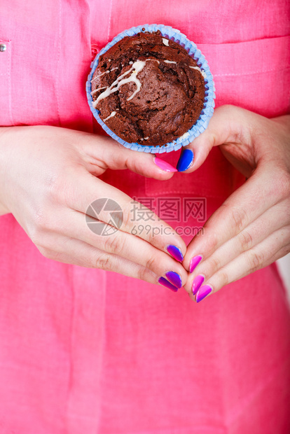 握着美味甜的巧克力松饼甜美的食物爱图片