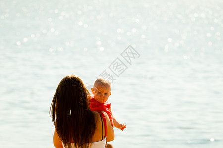 暑假家庭娱乐概念母亲在夏季与婴儿一起在海滩上玩耍母亲与婴儿一起在海滩玩耍图片