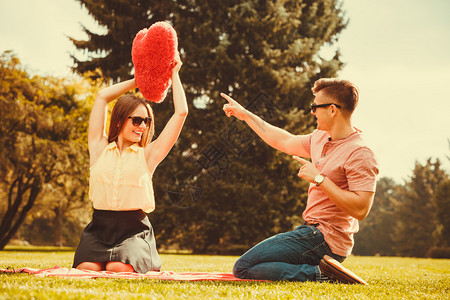 情侣在公园玩游戏女孩和她的男人在野餐中度过心跳图片