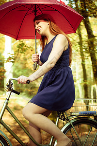 女士在秋天下午骑自行车图片