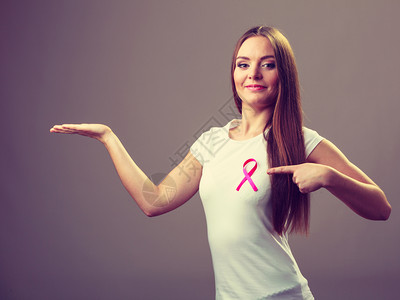 胸前妇女维希粉色癌症丝带为产品文本敞开双手用指保健医药和乳腺癌