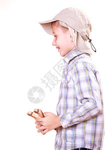 童子玩木棍和水果握手的曼达林。 年轻男孩用木棍射击的曼达林。图片