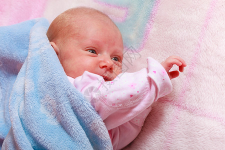 童年无罪概念小可爱的新生婴儿躺在床上带着许多毯子躺在床上小新生婴儿躺在毯子里小婴儿躺在毯子里小婴儿躺在床上图片