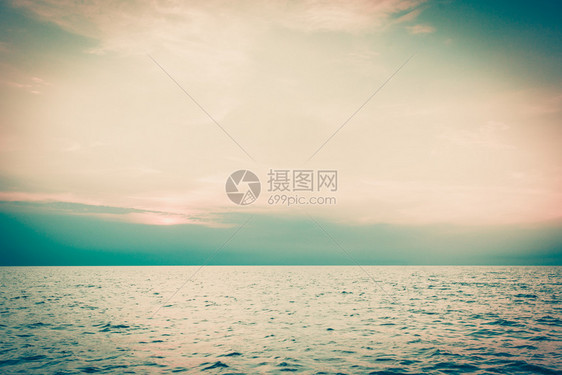 美丽的海景夜晚平面和天空静的景象自然构成风景游艇的色海平面和天空图片