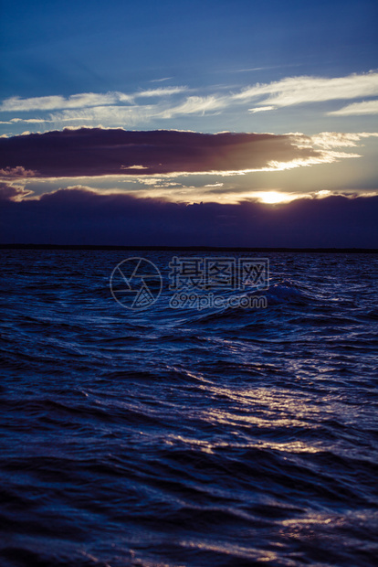 夜晚海平面云空晴朗的景象自然背观游艇色美丽的海洋日落图片