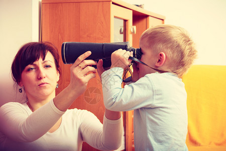 母亲带儿子玩大型专业数码相机图片