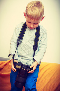 儿童玩数码相机在室内拍摄各种照片图片