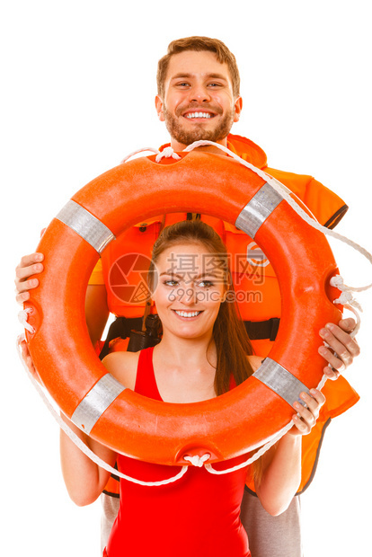 救生员们快乐穿着救生衣的环状浮标男人和女玩得开心预防意外事故图片