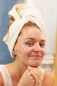 妇女用面罩在浴室脸部擦湿了皮肤霜女孩要照顾她的皮肤层润湿剂科疗养所妇女要在浴室脸部涂抹面罩霜图片