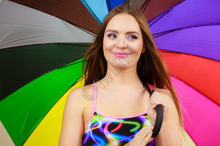 时装盛的夏天概念穿着长棕色头发的快乐女人穿着泳衣和彩色雨伞穿着泳衣和彩色雨伞的快乐女人图片