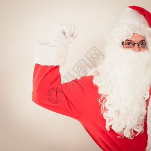 戴眼镜的人举手身着圣诞老人服装老人手举图片