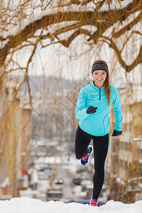 冬季运动户外健身时装城市健身康概念图片