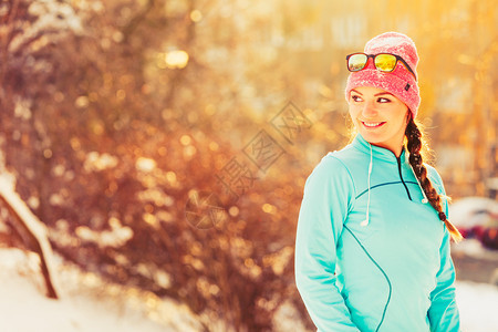 冬季运动和女时装选择寒冷温度的好运动服健康安全概念冬季运动和女时装图片