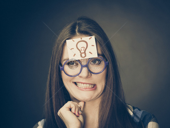 妇女困惑的思维寻求解决办法纸牌上盖着灯泡的学生女孩寻找新的想法Eureka创造力概念妇女思维寻求解决办法图片