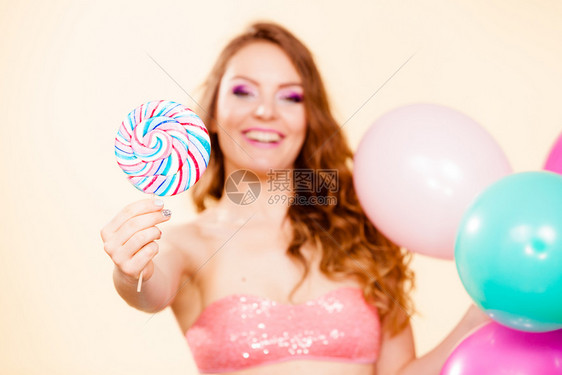 欢笑的女子孩拿着彩色气球和甜的棒糖暑假庆祝和快乐的概念工作室拍得光亮女人拿着棒糖和气球图片