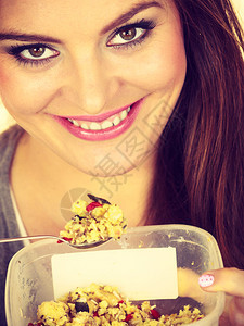 女在早餐时用坚果和干吃燕麦女用塑料集装箱吃自制午餐健康饮食营养概念女用干果吃燕麦女用干果吃燕麦图片