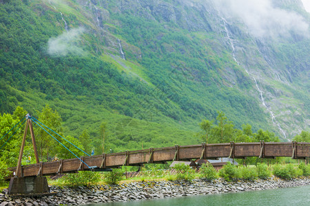 挪威古德万根大桥视图旅游度假和行山地景观和fjordSognefjord米丝蒂雾日图片