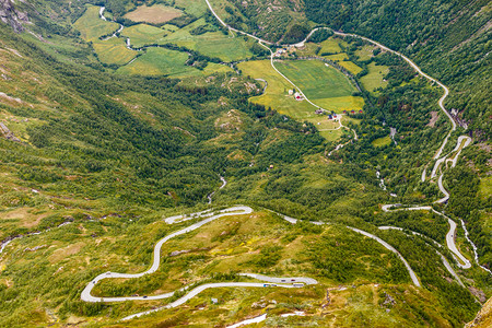 从Geiranger村到挪威MoreogRomsdal县Dalsnibba山的公路图片