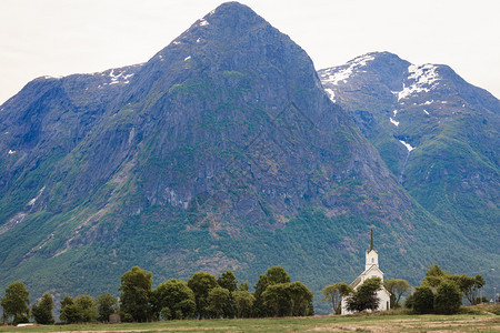 挪威SognogFjordane县Stryn市的山区景观和白木奥普斯特伦教堂图片