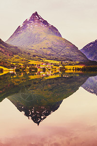 旅游和行在挪威斯堪的纳维亚SognogFjordane县SognFjordane湖水湾中山岳的反射图片