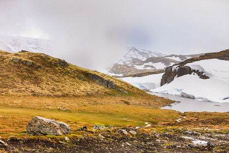 挪威夏季寒冷的雨天景色山脉观挪威奥尔兰和勒达之间的远足地区图片