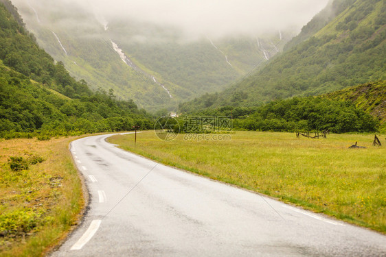 通往挪威的山脉道路图片