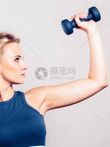 运动型妇女举起轻哑铃重量合适的女孩锻炼肌肉健身和体力建设合适的妇女举起哑铃重量合适的妇女举起哑铃重量图片