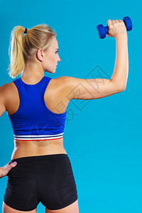 运动女举起轻哑铃重量适合女孩锻炼肌肉健身和美背视合适的女举起哑铃重量图片