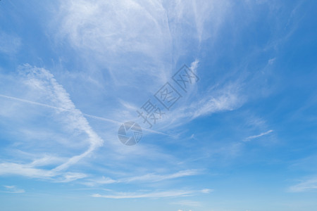 清蓝的天空有白毛云自然背景图片