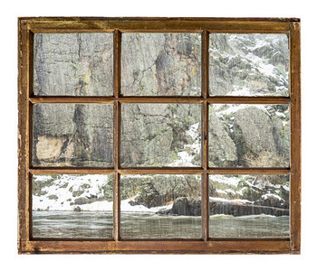 山河峡谷在春天的暴雪中透过古老的沙石窗看到图片