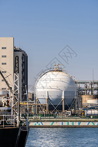 日本东京附近川崎市烟雾中含有天然气储存和管道结构的化工厂背景图片