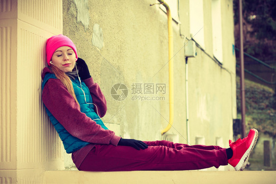 穿着温暖运动服的妇女在寒冷天气中外面锻炼后穿着温暖运动服的妇女图片