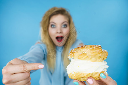 甜食垃圾品用糖的诱惑饮食概念女人拿着甜的奶油蛋糕女人拿着甜的奶油蛋糕图片