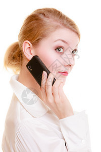 年轻女商人在用手机说话金发女人在白线上使用智能手机图片