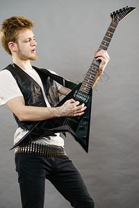 身穿金属装扮的青少年玩电吉他重摇滚音乐玩电吉他的人图片