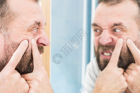 成人男子在调查他脸上的皮条客背景图片