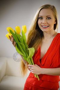 美丽的金发女肖像黄色郁金香时装化妆优雅的裙子图片