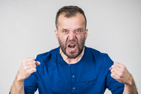 宝宝精神不佳狂妄的留胡子成年男疯狂的成年男子背景