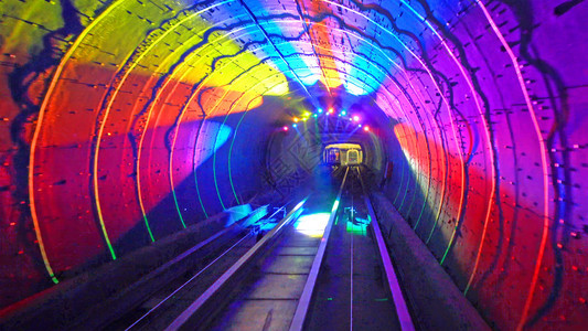 位于上海市的地铁列车黄浦河下的灯光隧道是上海高原的一座是前五个旅游景点之一图片