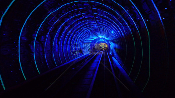 位于上海市的地铁列车黄浦河下的灯光隧道是上海高原的一座是前五个旅游景点之一图片